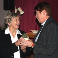 Anne erhält von Bodenwerders Bürgermeisterin einen Kaktus