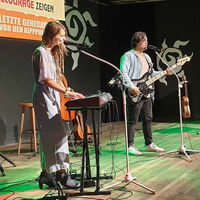 Ronja Maltzahn und Federico Marina begleiten und begeistern mit toller Musik und engagierten Texten die Veranstaltung
