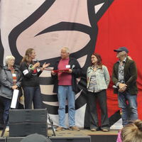 Nach der Preisverleihung gab es Lob für die Stiftung durch die Ministerin. Mechtild Steinhauer (Stiftung), Laudatoren Mitch u. Stefan, Jutta Ostermann (Stiftung), Kultusministerin MV Bettina Martin, Tom Jürgens Stiftungsvorstand, Birgit u. Horst Lohmeyer