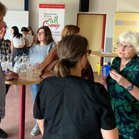 Die Preisträgerin im Gespräch mit dem Beirat und Gästen