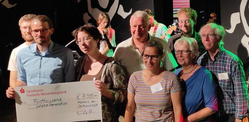 Von links: Henning Jeschke, Lars Nicolai Werner, Lina Eichler, Tom Jürgens, Mechtild Steinhauer, Hagen Langosch, Jutta Ostermann, und Heiko Limburg nach der Preisverleihung. Im Hintergrund: Ronja Maltzahn und Federico Marina