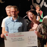 Von links: Henning Jeschke, Lars Nicolai Werner, Lina Eichler, Tom Jürgens, Mechtild Steinhauer, Hagen Langosch, Jutta Ostermann, und Heiko Limburg nach der Preisverleihung. Im Hintergrund: Ronja Maltzahn und Federico Marina