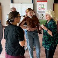 Die Preisträgerin im Gespräch mit dem Beirat und Gästen