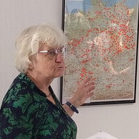 Die Führung durch die Ausstellung beginnt die Preisträgerin mit den Orten ihres Schaffens